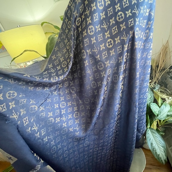 Louis Vuitton Silk Monogram Wrap/Shawl Scarf. - Picture 9 of 16